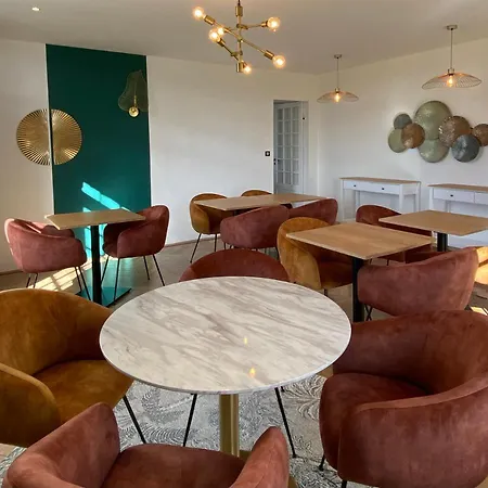 Konukevi Domaine De Prestal 3*